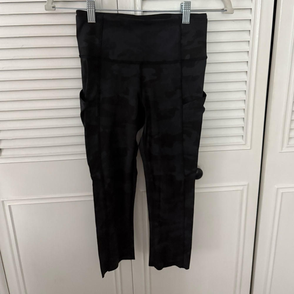 Lululemon Women’s fast free nulux navy camo leggings size 4 with pockets